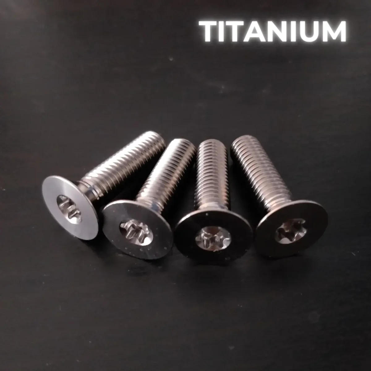 4 vis M8X30 – TITANE GR5 – T40